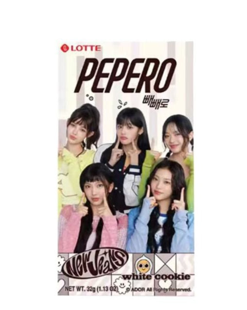 Lotte Pepero White Cookie – Fehér Csokoládés Kekszes Ropi (32g) – NewJeans Limitált Kiadás